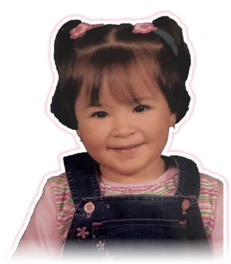 Sara pequeña sonriendo, con colitas y overol