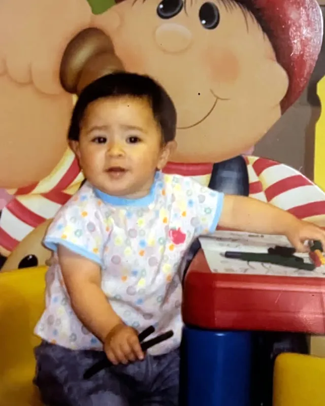 Sara bebé jugando con colores