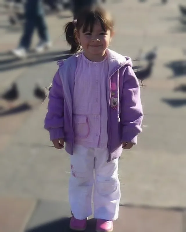 Sara pequeña sonriendo